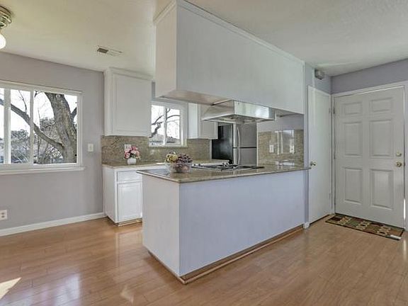 3rd image of 264 Tradewinds Ct APT 4
