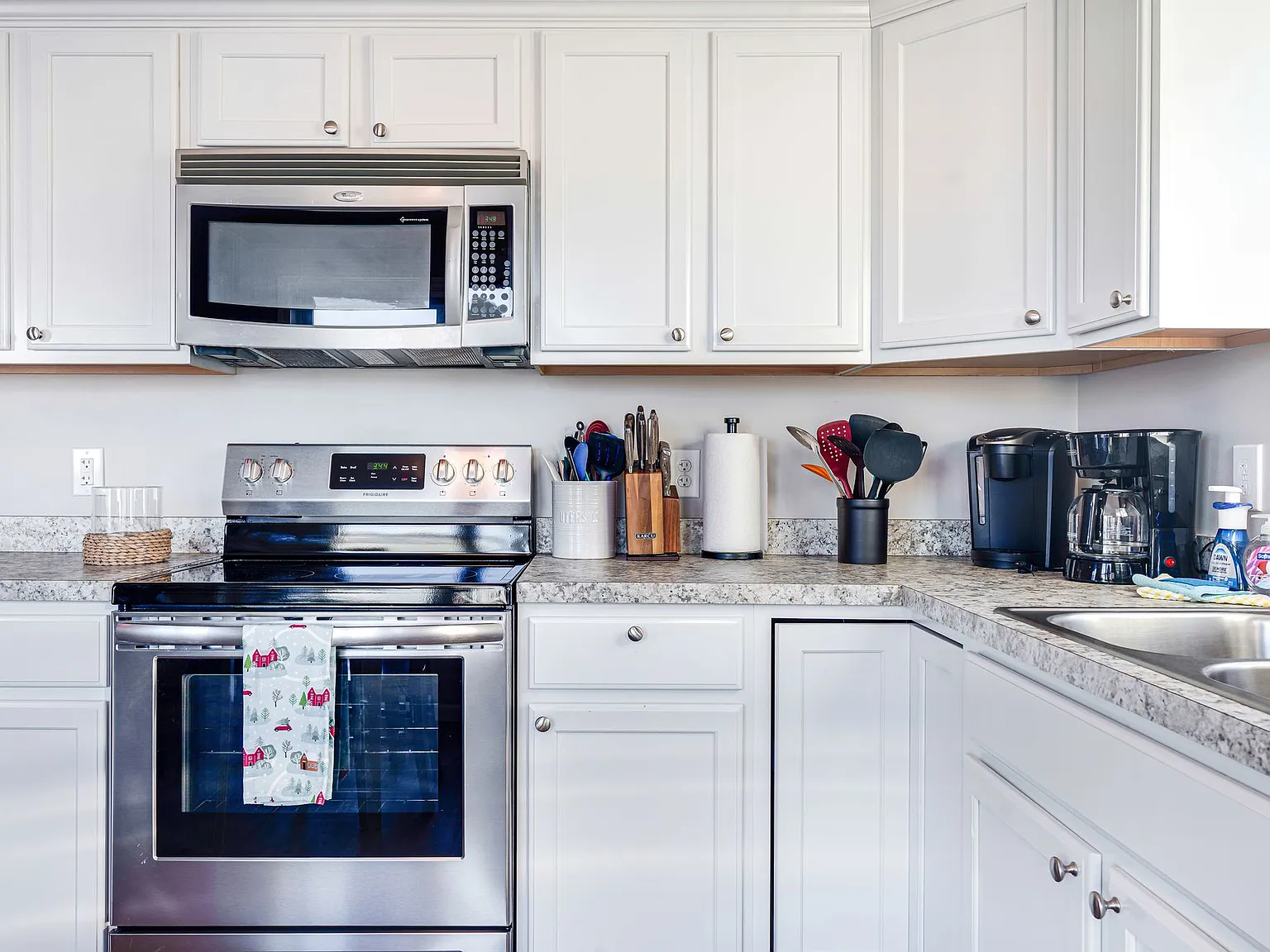 3 bed, 800 sqft, $3,200 — Photo 3