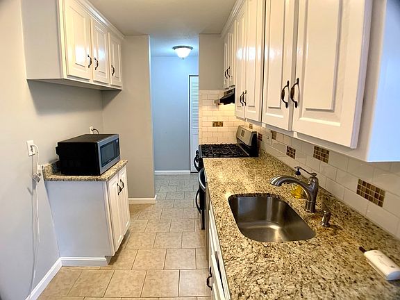 3rd image of 10 Shrewsbury Green Dr
