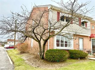 5863 Bear Creek Dr, Bedford Heights, OH