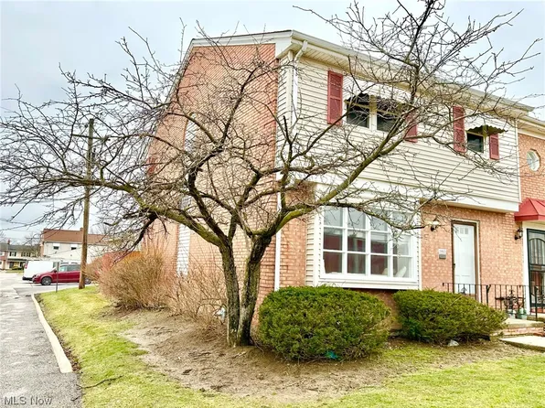 5863 Bear Creek Dr, Bedford Heights, OH 44146