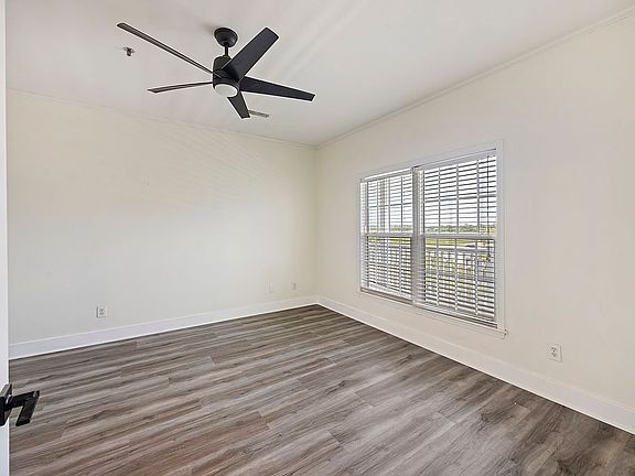 4th image of 2393 Folly Rd #1F
