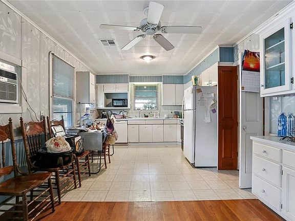 4th image of 300 Harang Ave