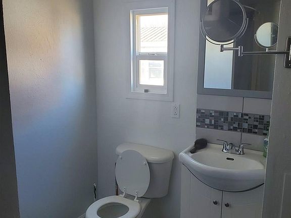 4th image of 700 Kimball St