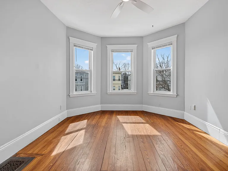 18 Gibson St #3 — Photo 3