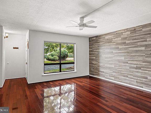 5th image of 207 Hunter Ct