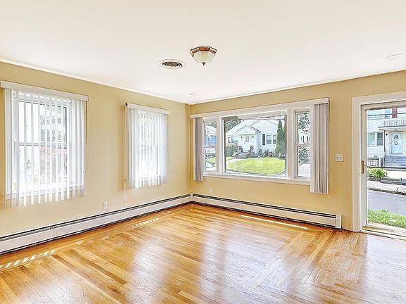 4th image of 247 Grosvenor Ave