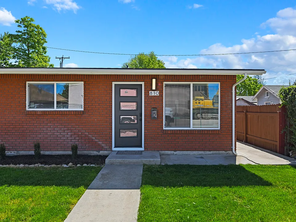 810 NE 3rd St #810