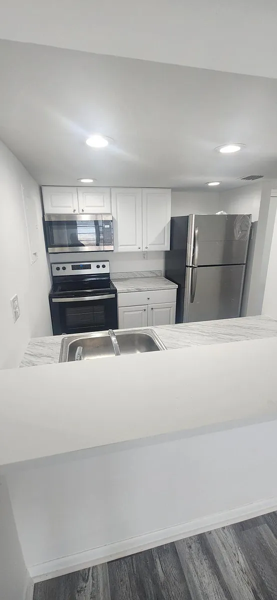Building Photo - 13390 NE 7th Ave #304