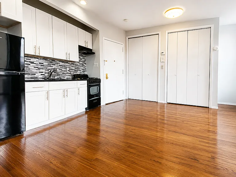 495 Henry St #2F — Photo 2