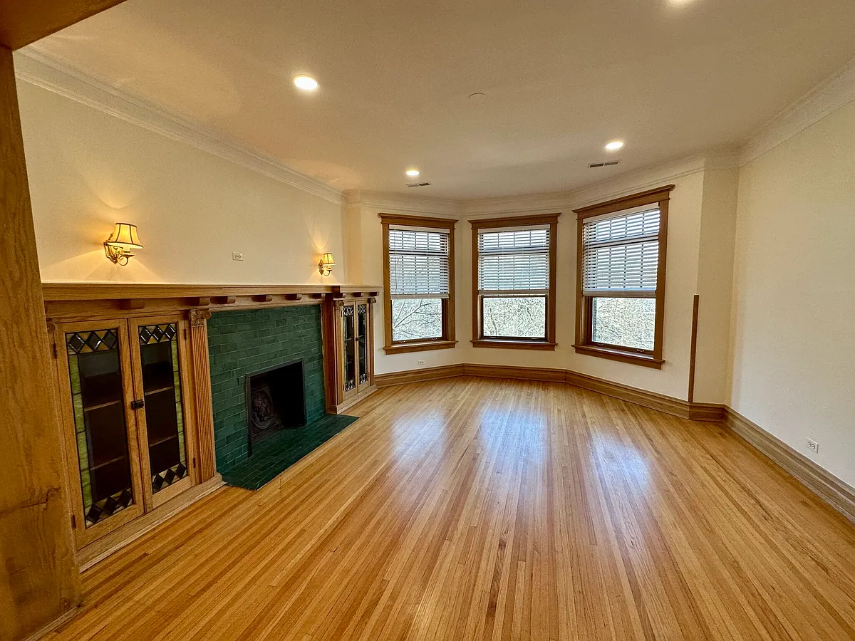 Living Room - 5719 N Kenmore Ave #3