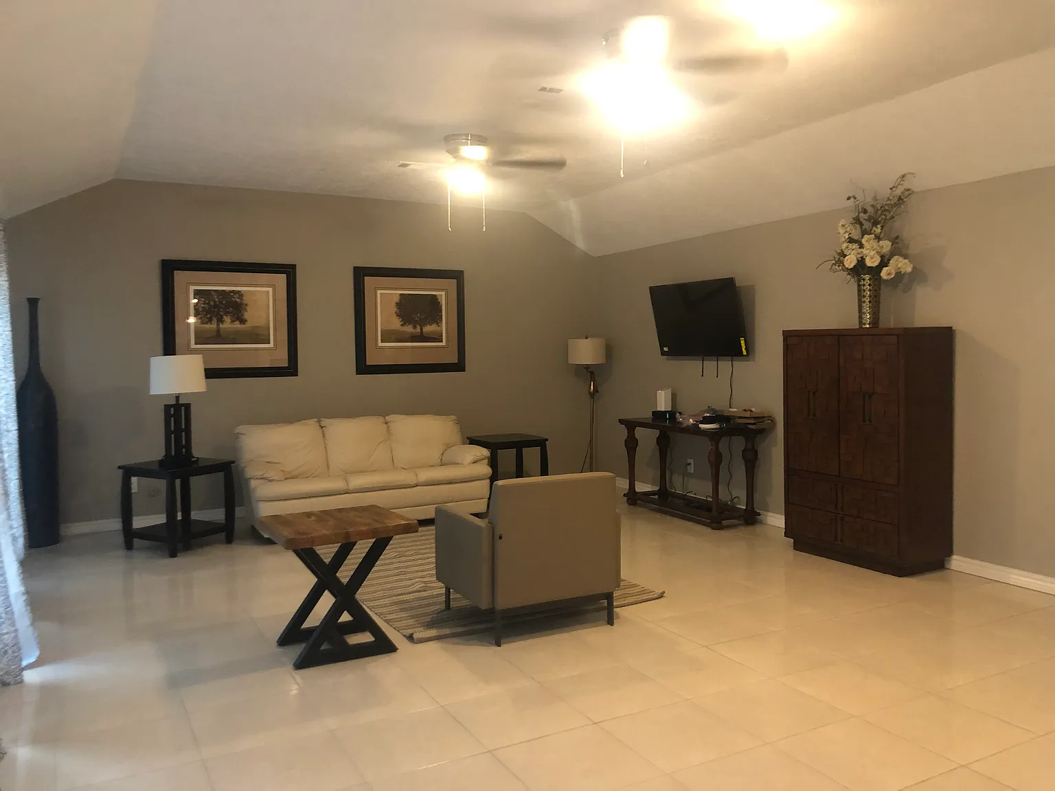 3 bed, 2335 sqft, $4,900 — Photo 3