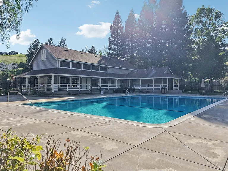 1825 Ridgeland Cir — Photo 16