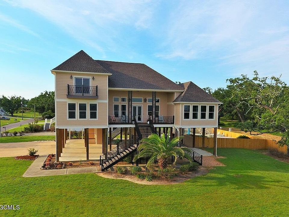 1st image of 646 W Beach Blvd