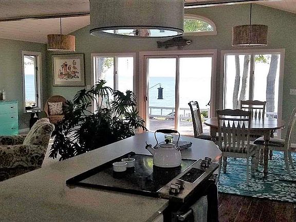 4th image of 2271 Douglas Dr