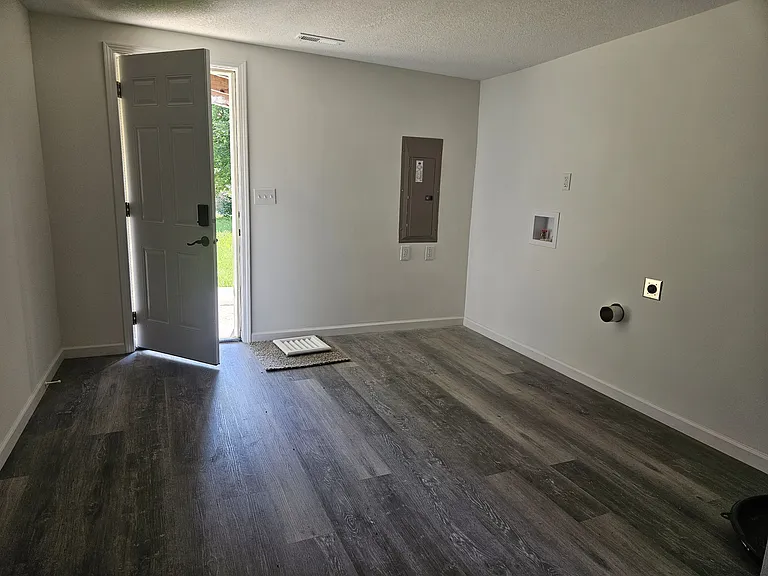 325 S Elm St — Photo 3