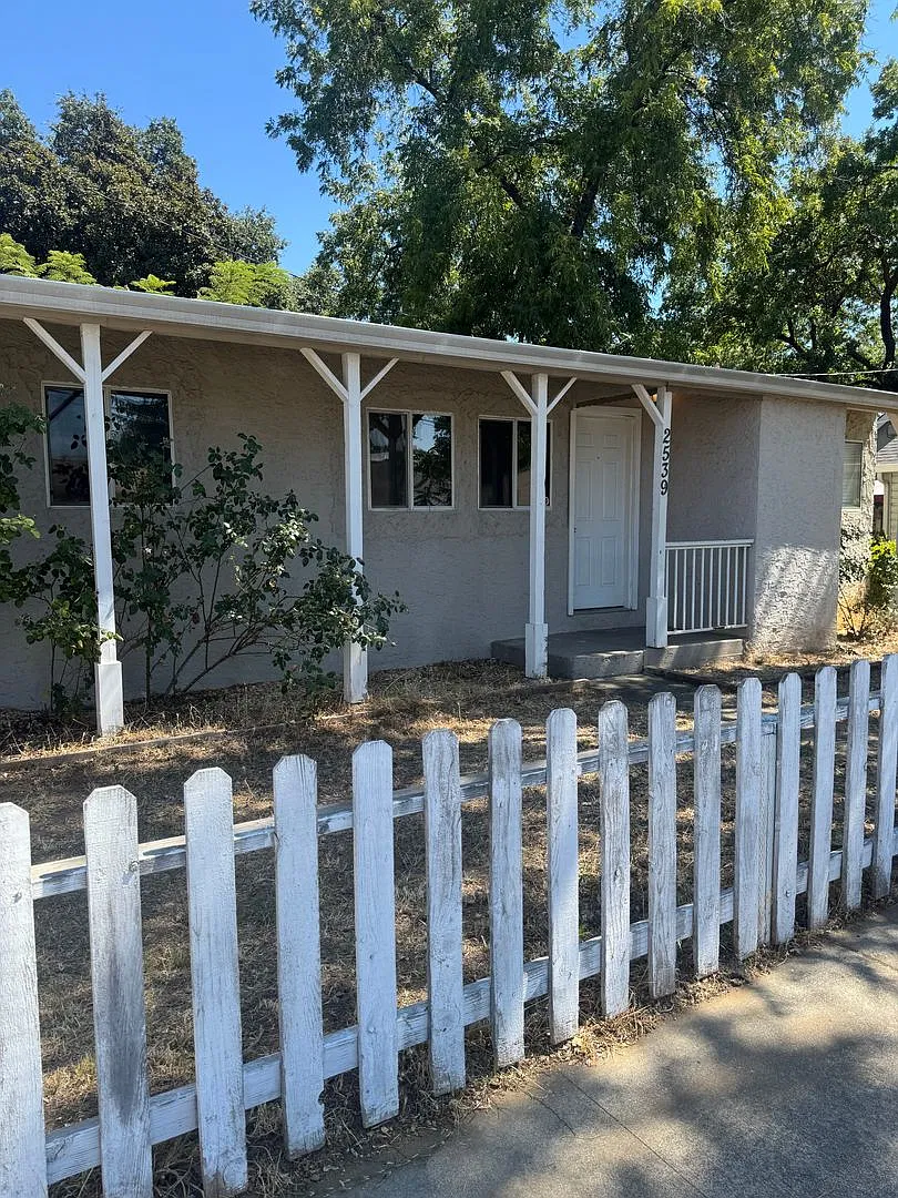 1 Bed/1 Bath In Redding — Photo 1