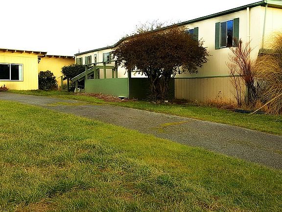 3rd image of 2562 La Mesa Dr