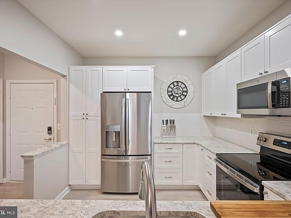 2nd image of 7315 Maplecrest Rd Unit 205