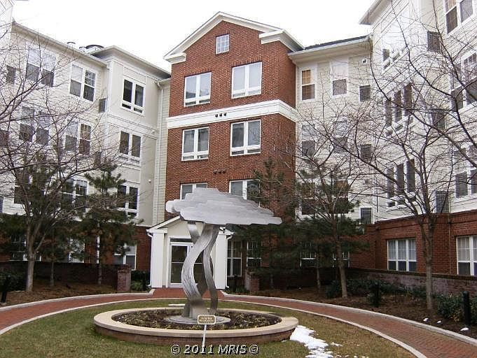 1st image of 801 S Greenbrier St APT 109