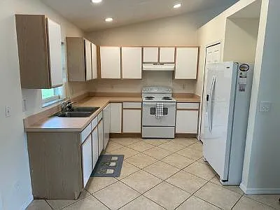 5525 NW North Lundy Cir — Photo 3