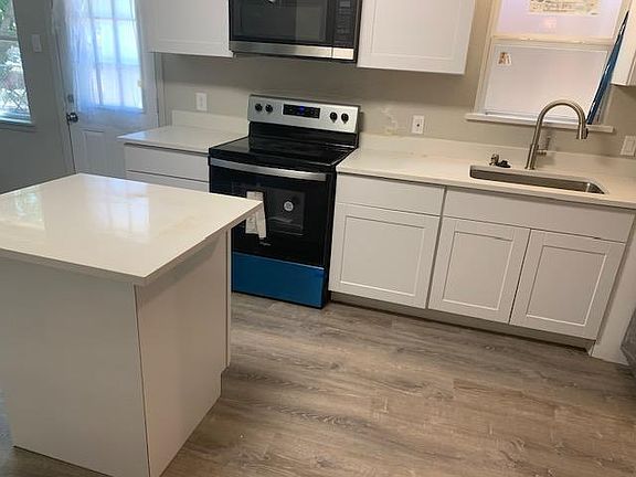 3rd image of 2820 Belhaven Dr