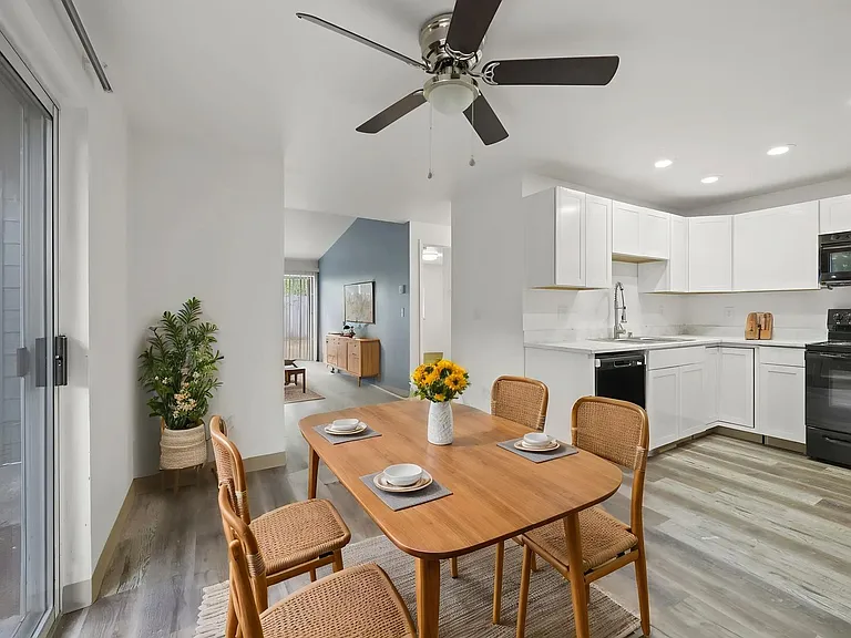 Pointe West Apartments — Photo 4