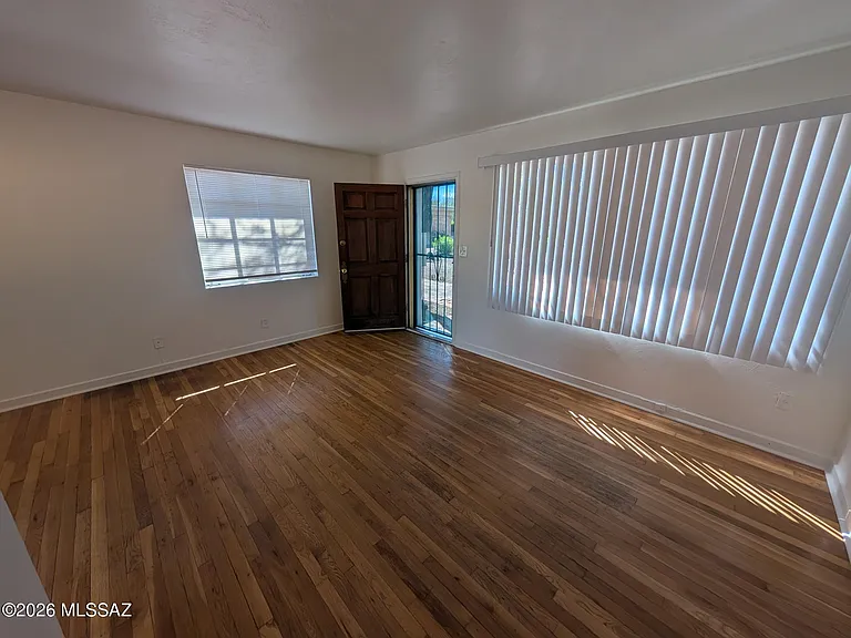 1401 E 10th St #3 — Photo 5