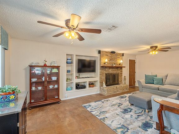 5th image of 1906 Spring Valley Dr