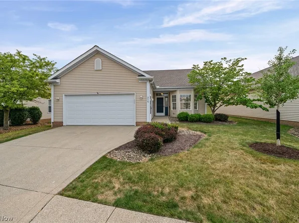215 Village Dr #28, Seven Hills, OH 44131
