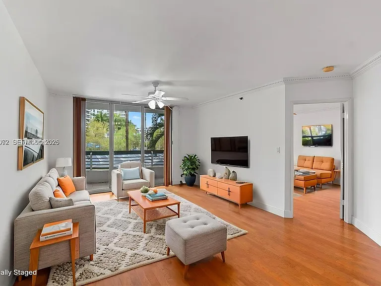3600 Mystic Pointe Dr #310 — Photo 2