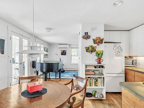 3rd image of 239 Mount Auburn St