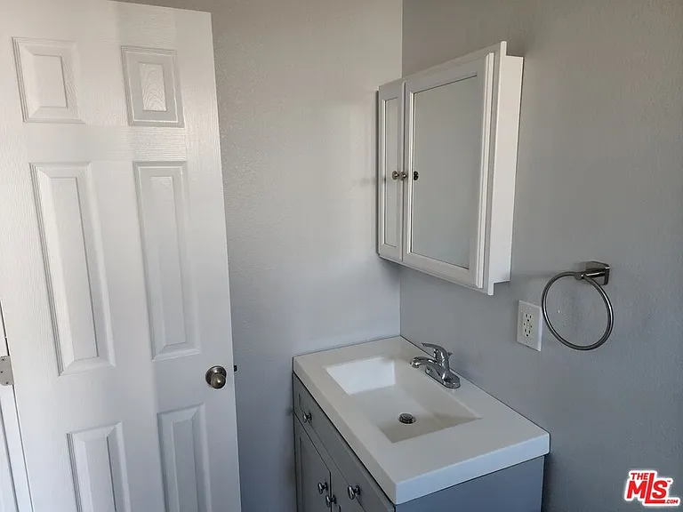 5916 S Figueroa St #5918-1/4 — Photo 5