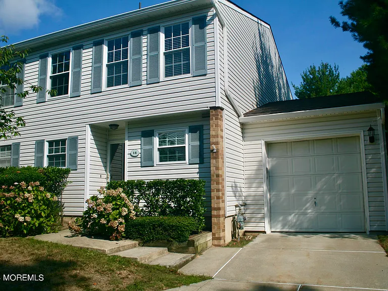 16 Apple Dr — Photo 1