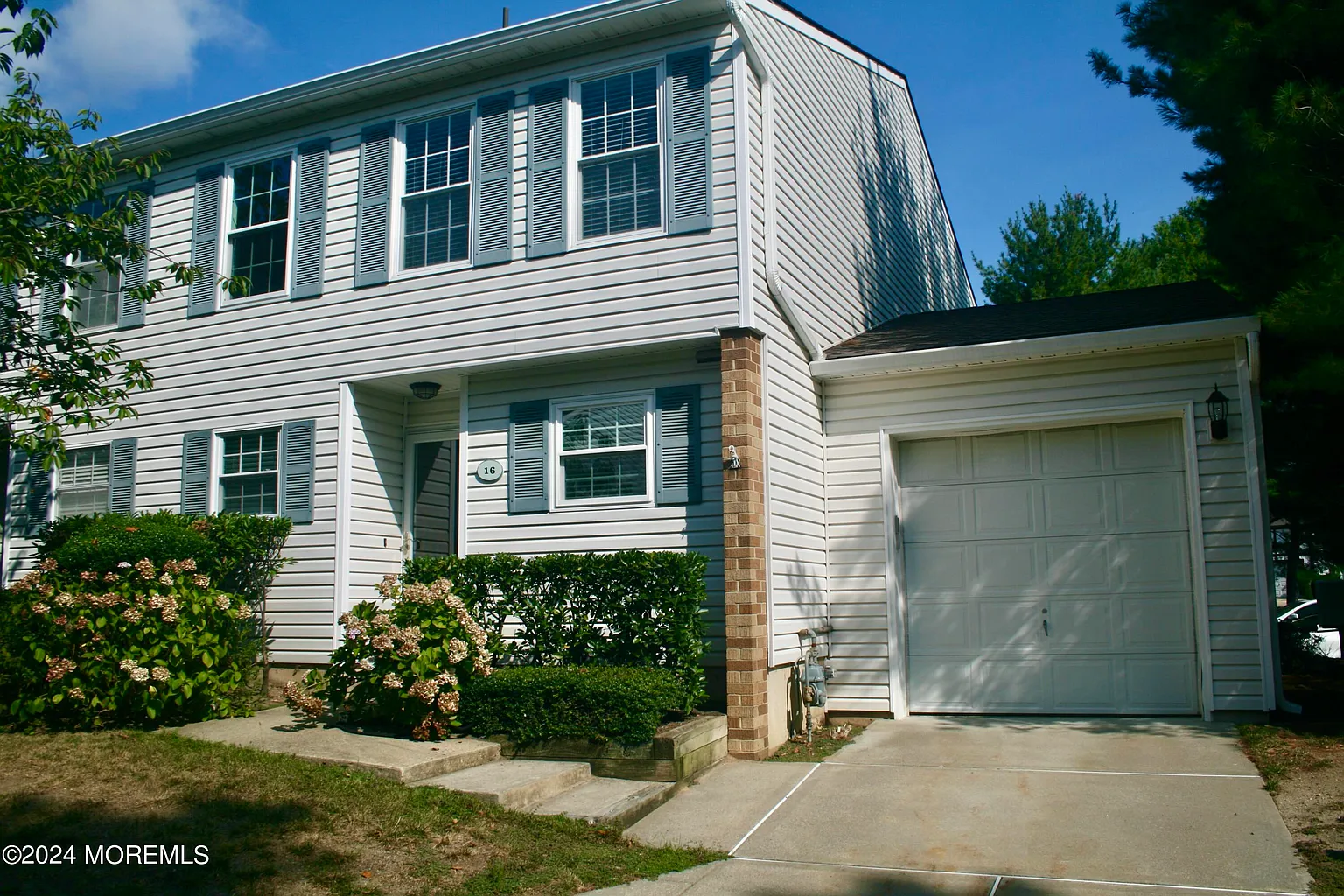 16 Apple Dr photo 1