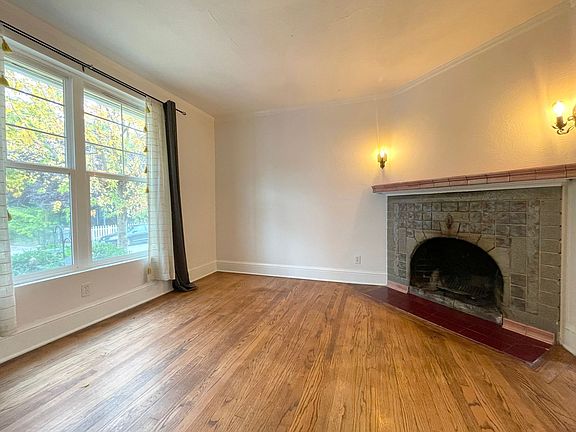 3rd image of 410-416 NE Holland St #410