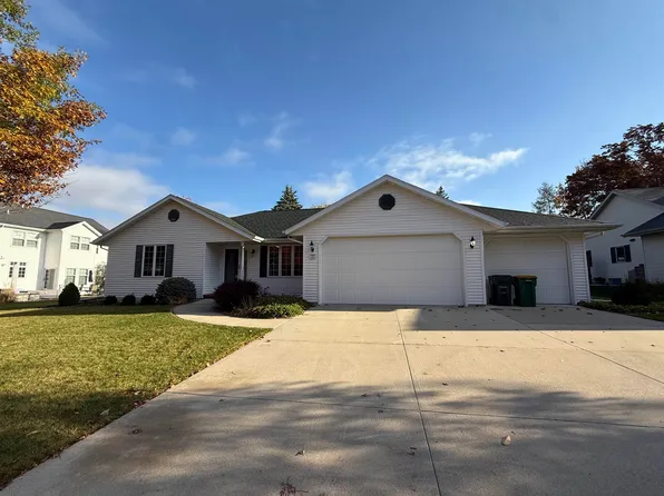 1043 Woodcrest Dr, Fond Du Lac, WI 54935
