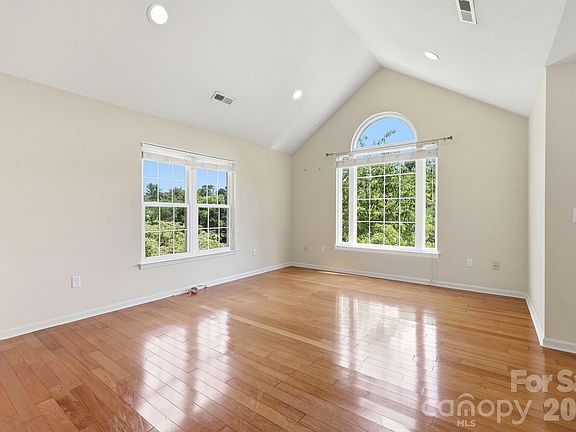 3rd image of 320 Meadowbrook Dr