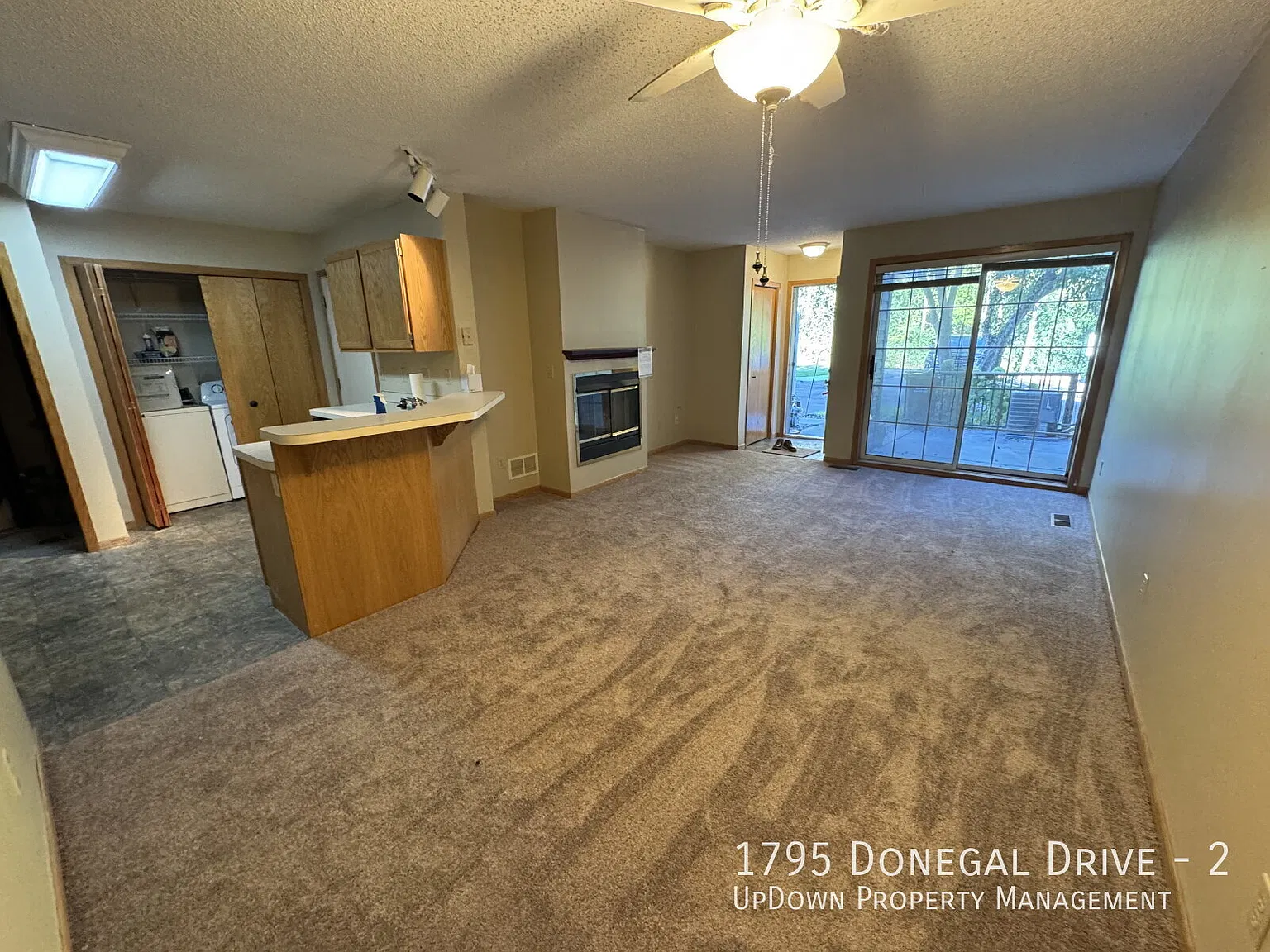 New Carpet and Freshly Painted Charming 2-Bed Townhouse Retreat in Woodbury Spacious 1080 Sq Ft w... — Photo 4