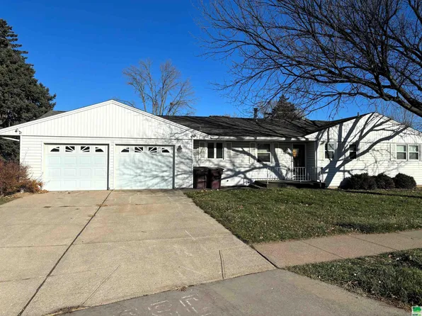 107 Fairview Dr, South Sioux City, NE 68776