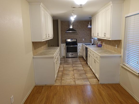 3rd image of 5221 Wedgway Dr