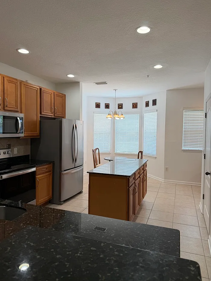 3 bed, 2.0 bath, 1680 sqft, $2,000 — Photo 2