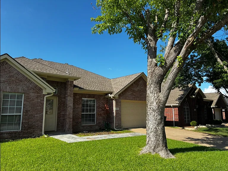 1703 Nightingale Ln — Photo 3