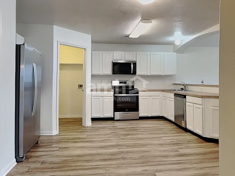 2518 Halstead Dr — Photo 3