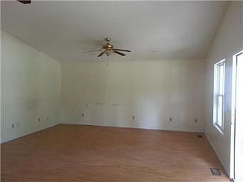 5th image of 704 Missouri St