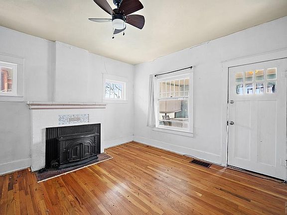 3rd image of 909 E 11th St