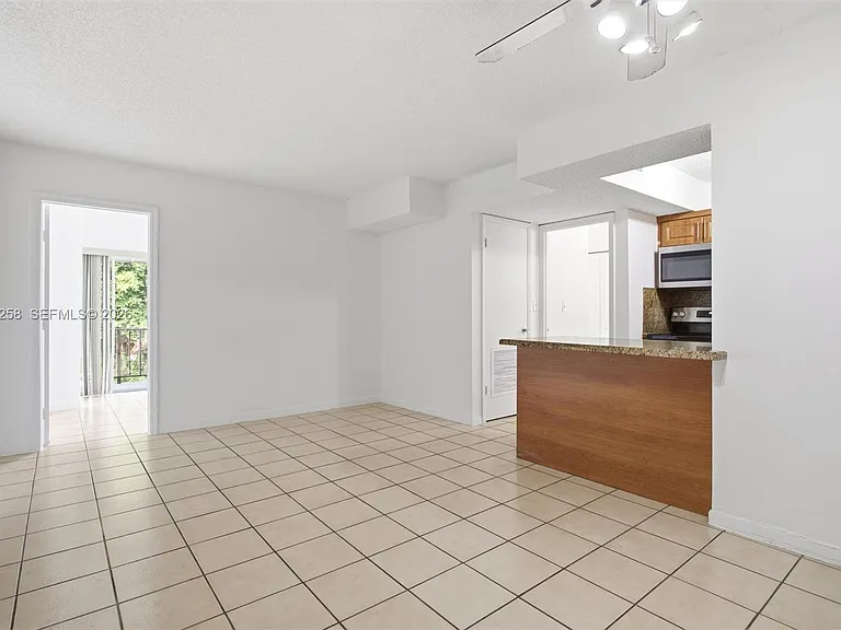 810 SW 129th Pl #209 — Photo 5