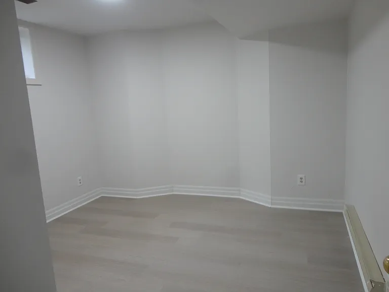 116 Regina Ave — Photo 2