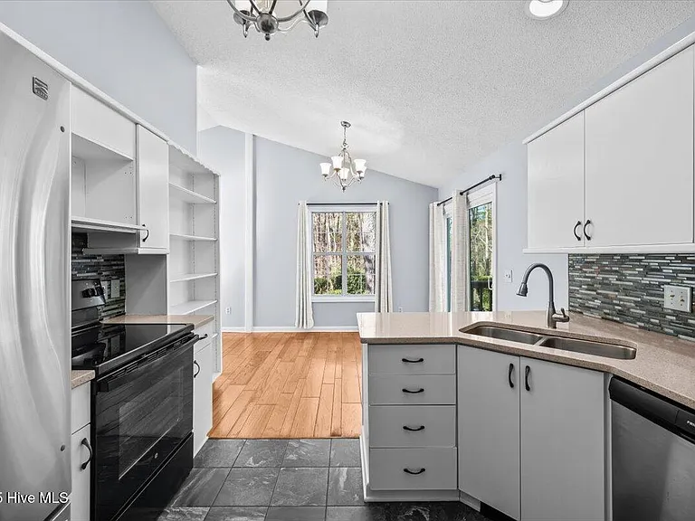 405 Spring Lake Dr — Photo 9