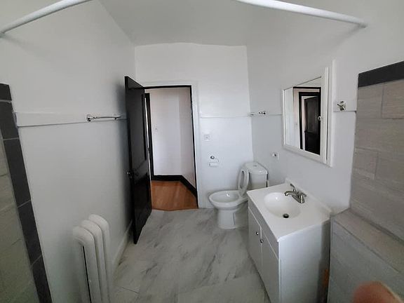 Different bathroom, different decorations/ same set up